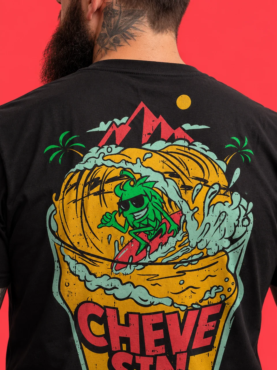 Ilustración de un personaje verde surfeando una ola amarilla, estampada en una playera negra de Cuatro Cerros