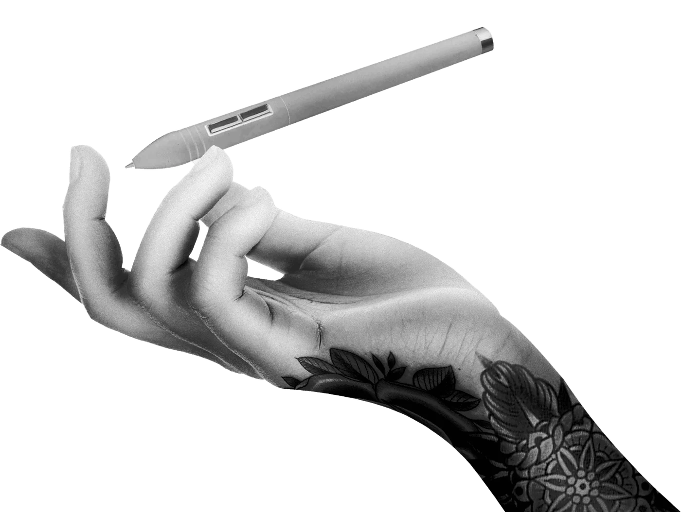 Mano tatuada sosteniendo un lápiz de dibujo, Porras Visual