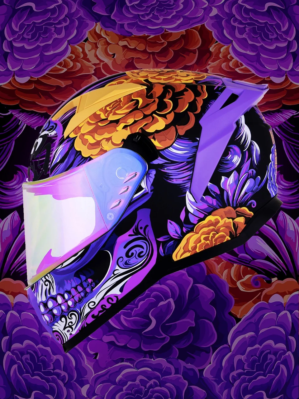 Ilustración de criaturas y flores naranjas aplicada a un casco violeta