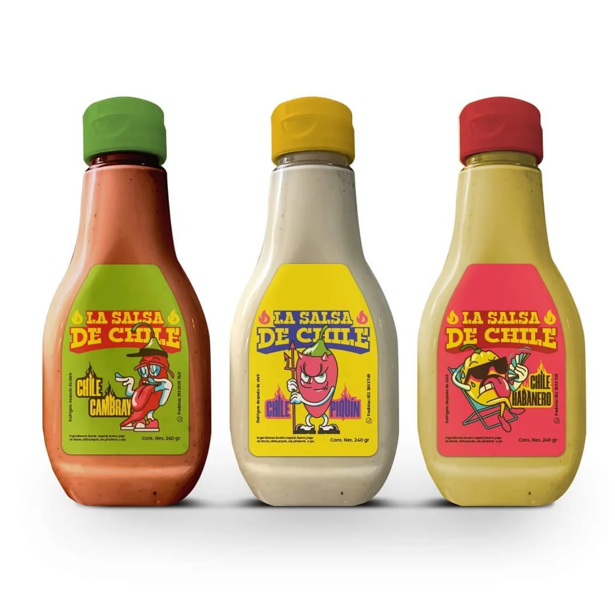 Personajes de chile Cambray, Piquín y Habanero en las etiquetas de tres botellas de La Salsa de Chile