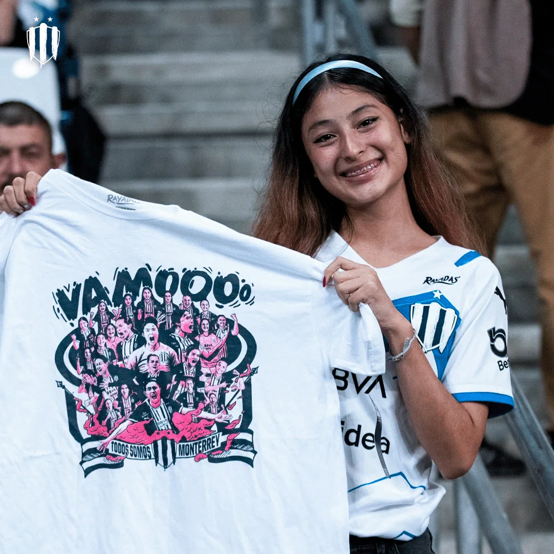 Rayadas fan with the illustrated T-shirt